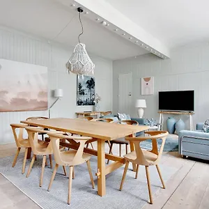 Sanders Secret - Pleasant Three-bedroom Townhouse Near Main Attractions Ferienhaus